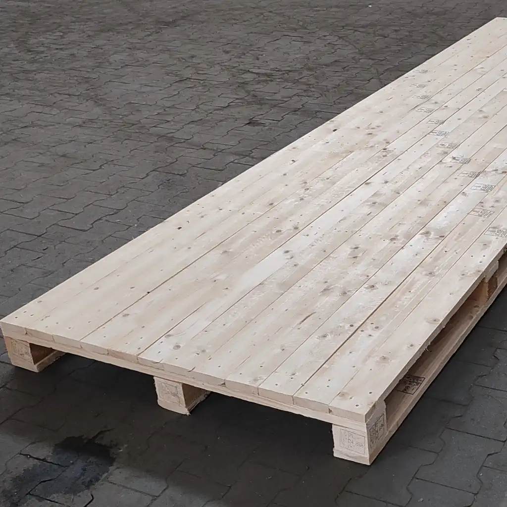 przemyslowy_podest_drewniany_a produkt: przemysłowy podest drewniany zdjęcie produktu z hali widok z boku