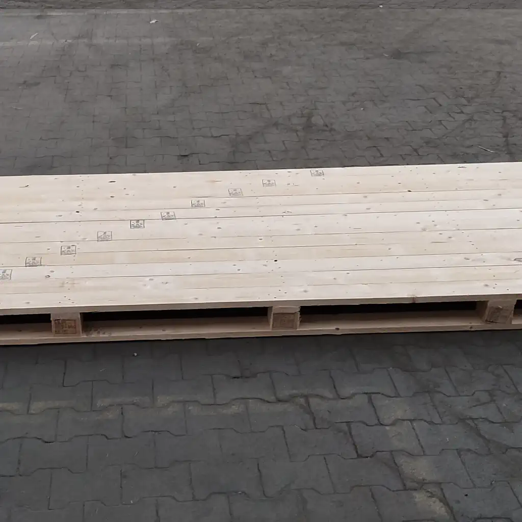 produkt: przemysłowy podest drewniany zdjęcie produktu z hali widok z przodu